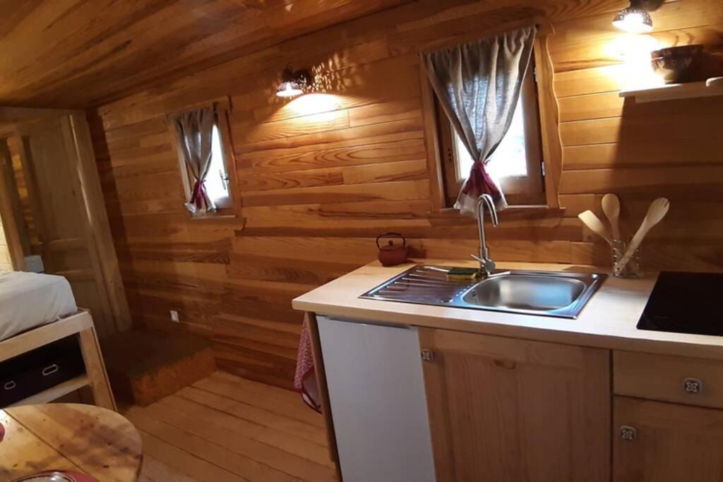 Charmante Roulotte Atypique Jaujac Buitenkant foto